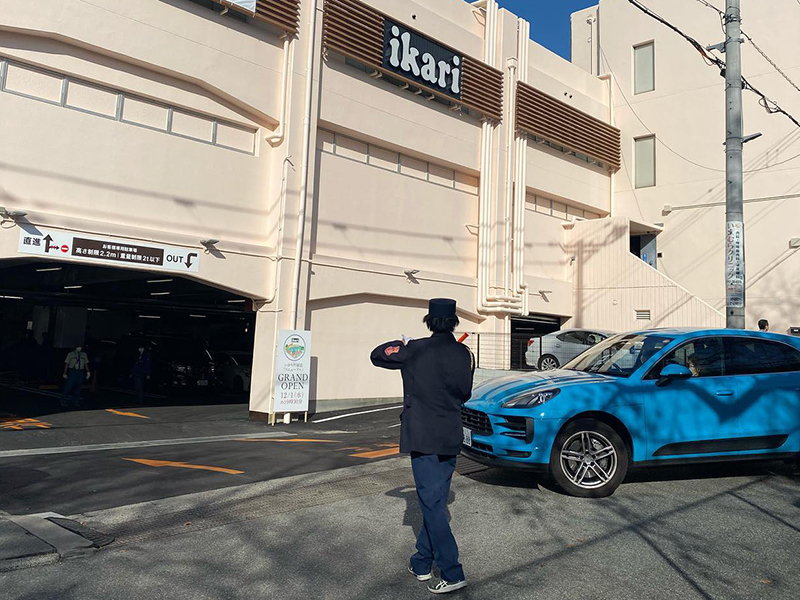 兵庫県芦屋市　スーパーでの警備、店舗駐車場での歩行者および車両の誘導等