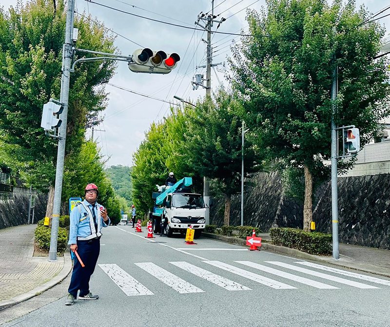 兵庫県三田市　工事現場　路上での工事にともなう片側交互通行、車両の誘導等